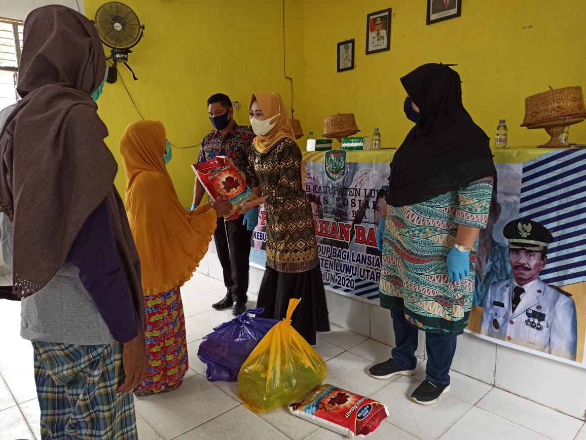 Dinas Sosial Menyerahkan Bantuan Kebutuhan Pokok Untuk Lansia Di Kecamatan Sabbang